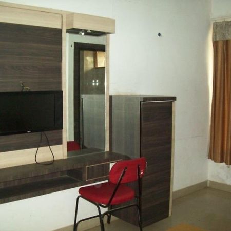Hotel Mid - Way Inn Gandhinagar Bagian luar foto